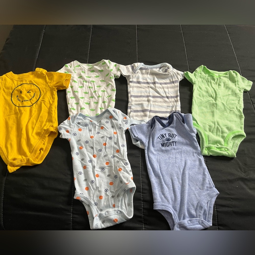 BUNDLE OF BABY BOY SNAP, SHORT SLEEVED ONESIES SIZES 0-3 MONTHS